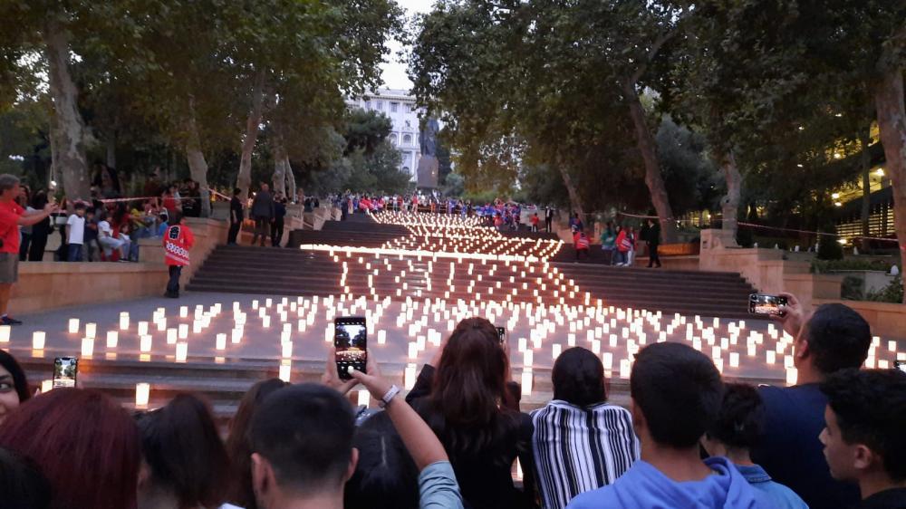 Bakının mərkəzində 2100 şam yandırılıdı – maraqlı festival