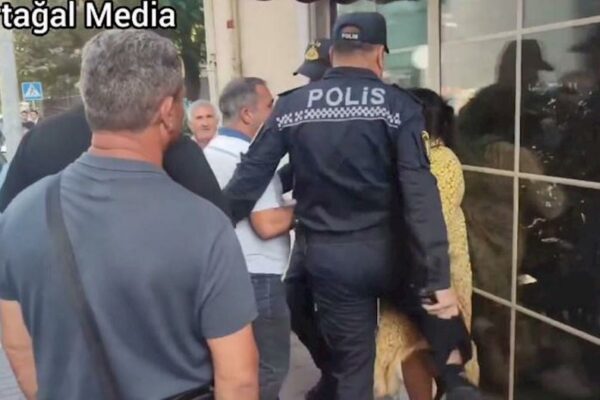 Polis “Tarqovı”da qadını təpiklədi, təhdid etdi – Video