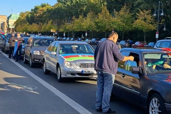 Berlində Ermənistanın hərbi cinayətlərinə etiraz olaraq avtoyürüş keçirilib