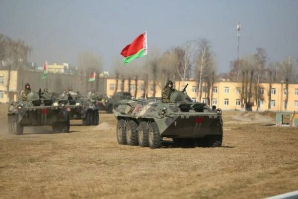 Belarus Ukrayna ilə sərhədə əlavə hərbi texnika toplayır