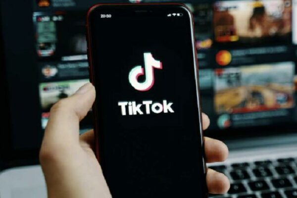 “Tik Tok”da canlı yayım açıb polisi söyən şəxs həbs olundu