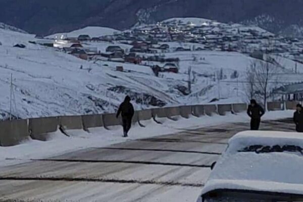 Qarlı hava Şəmkir-Gədəbəy yolunda sürücülərə çətinliklər törətdi