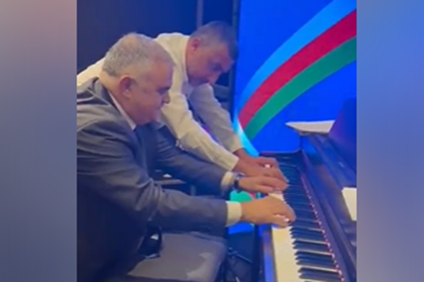 Deputat səfirliyin açılışında pianoda ifa etdi – Video