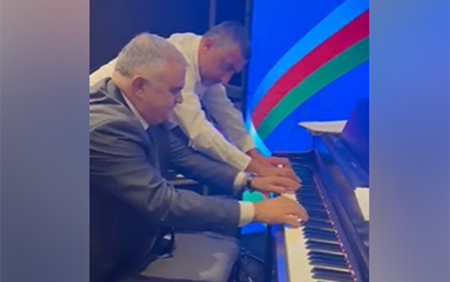 Deputat səfirliyin açılışında pianoda ifa etdi – Video