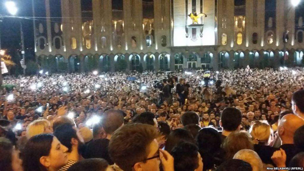 Gürcüstanda etirazçılar hakimiyyətə tələblər irəli sürüblər