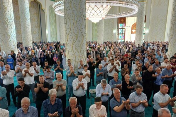 Naxçıvan məscidlərində bayram namazı qılınıb