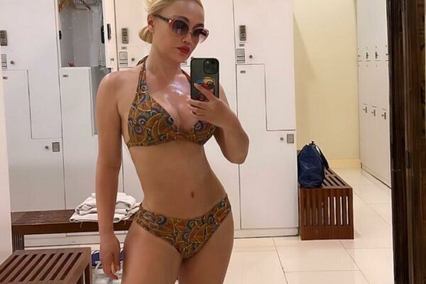 Nura Suridən bikinili