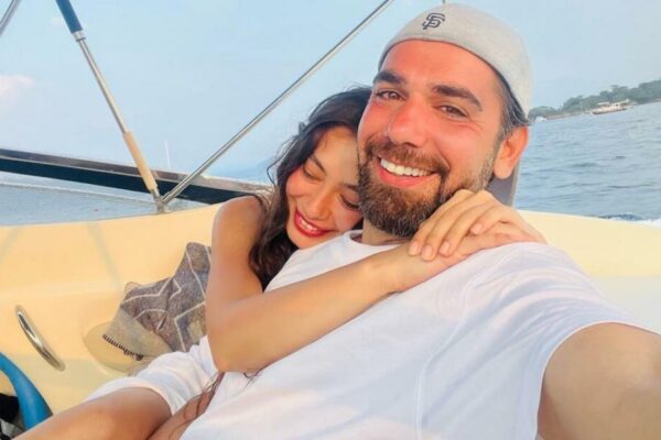 Həyat yoldaşı ilə dodaq-dodağa olan görüntülərini yaydı