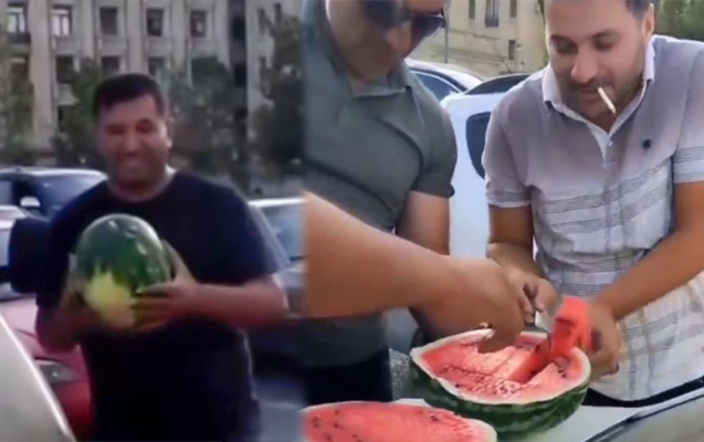 Bakıda saatlarla tıxacda qalan sürücülər qarpız kəsib yedilər – Video