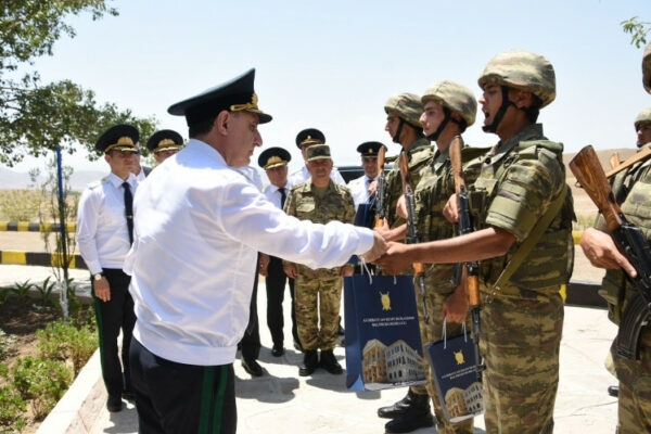 Baş Prokuror Naxçıvanda hərbi qulluqçulara hədiyyələr verib