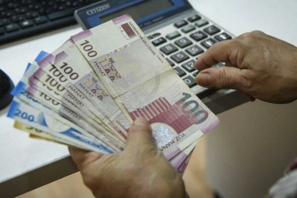 Banklar 5 ayda 1 milyarddan çox kredit verib