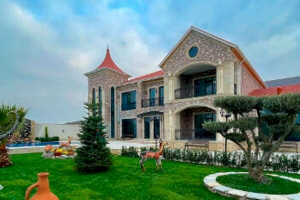 Azərbaycanda xanım məmur yarım milyonluq villa aldı