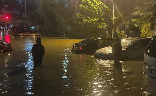 İstanbulda sel fəlakəti: ölənlər var – Video