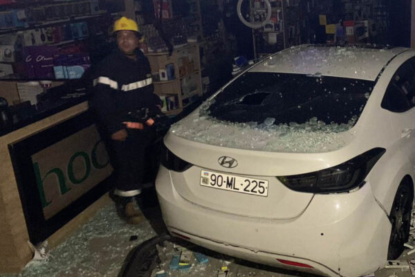 Bakıda keçmiş arvadının maşınını qaçıran şəxs telefon mağazasına çırpılıb – Video