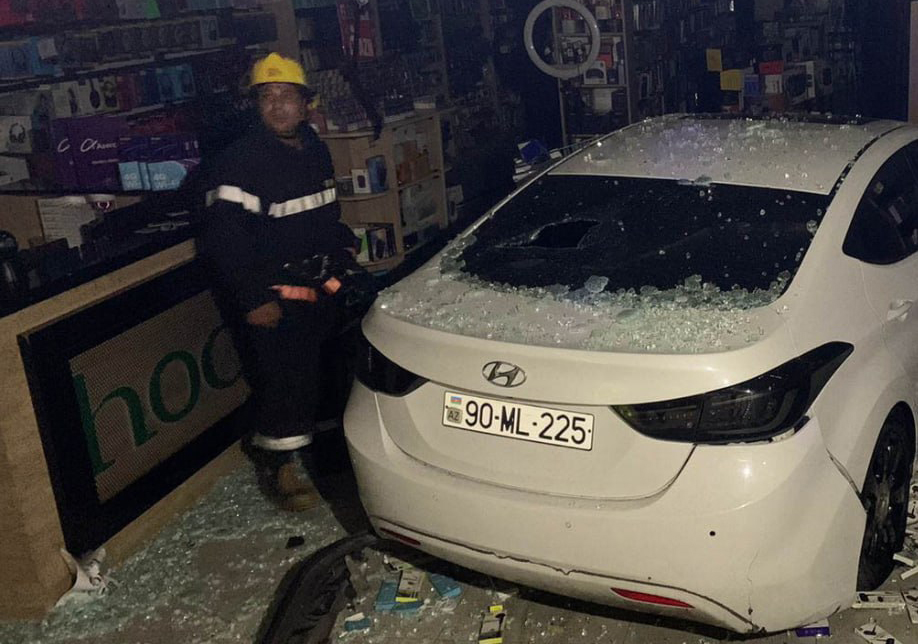 Bakıda keçmiş arvadının maşınını qaçıran şəxs telefon mağazasına çırpılıb – Video