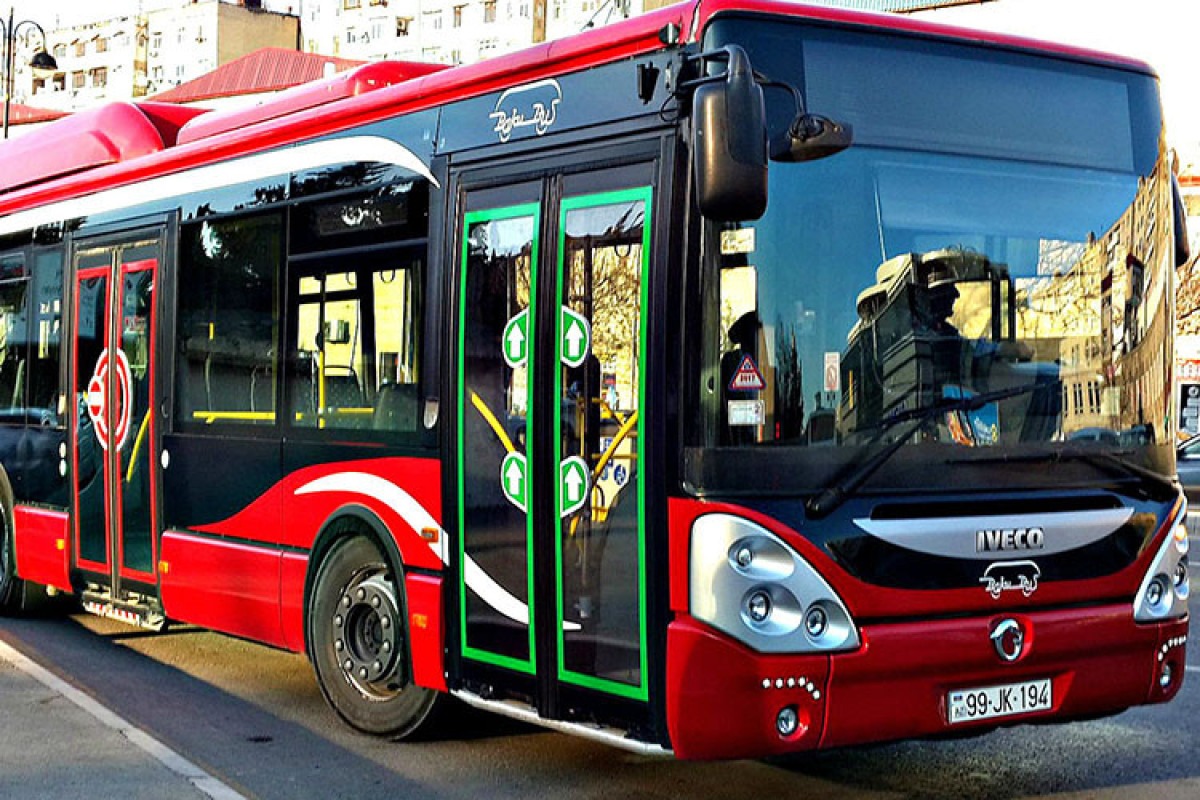 Sərnişinə görə avtobusu sürməkdən imtina etdi, dava düşdü – Video