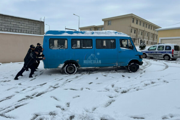 Naxçıvan Dövlət Yol Polisi qarlı hava şəraiti ilə əlaqədar sürücülərə müraciət edib