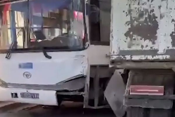 Bakıda sərnişin avtobusu qəzaya düşdü. Xəsarət alanlar var – Video