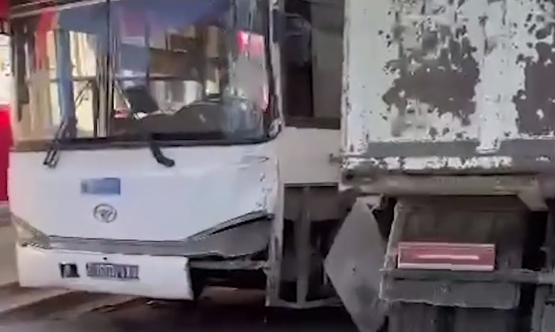 Bakıda sərnişin avtobusu qəzaya düşdü. Xəsarət alanlar var – Video