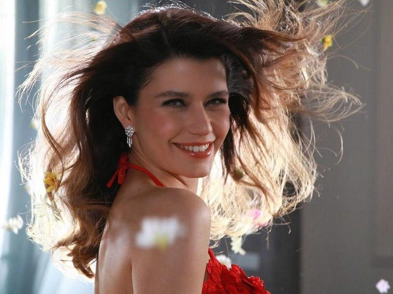 Beren Saat əri ilə çimərlik geyimində… – FOTO