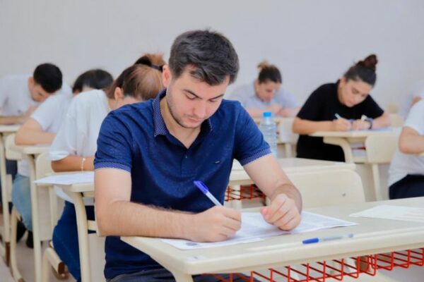 Naxçıvanda dövlət qulluğunda fəaliyyətin davam etdirilməsi üzrə test imtahanı keçirilib