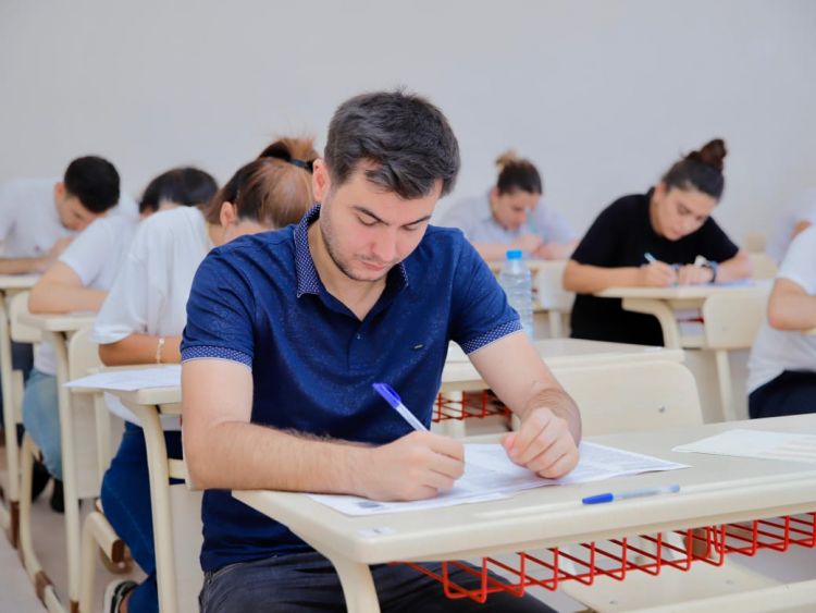 Naxçıvanda dövlət qulluğunda fəaliyyətin davam etdirilməsi üzrə test imtahanı keçirilib