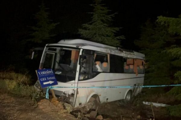 Türkiyədə polis əməkdaşlarını daşıyan mikroavtobus qəzaya uğrayıb, yaralılar var