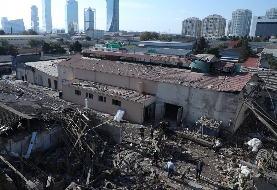 Bakıda güclü partlayış olub. Xəsarət alanlar var – Foto + Video