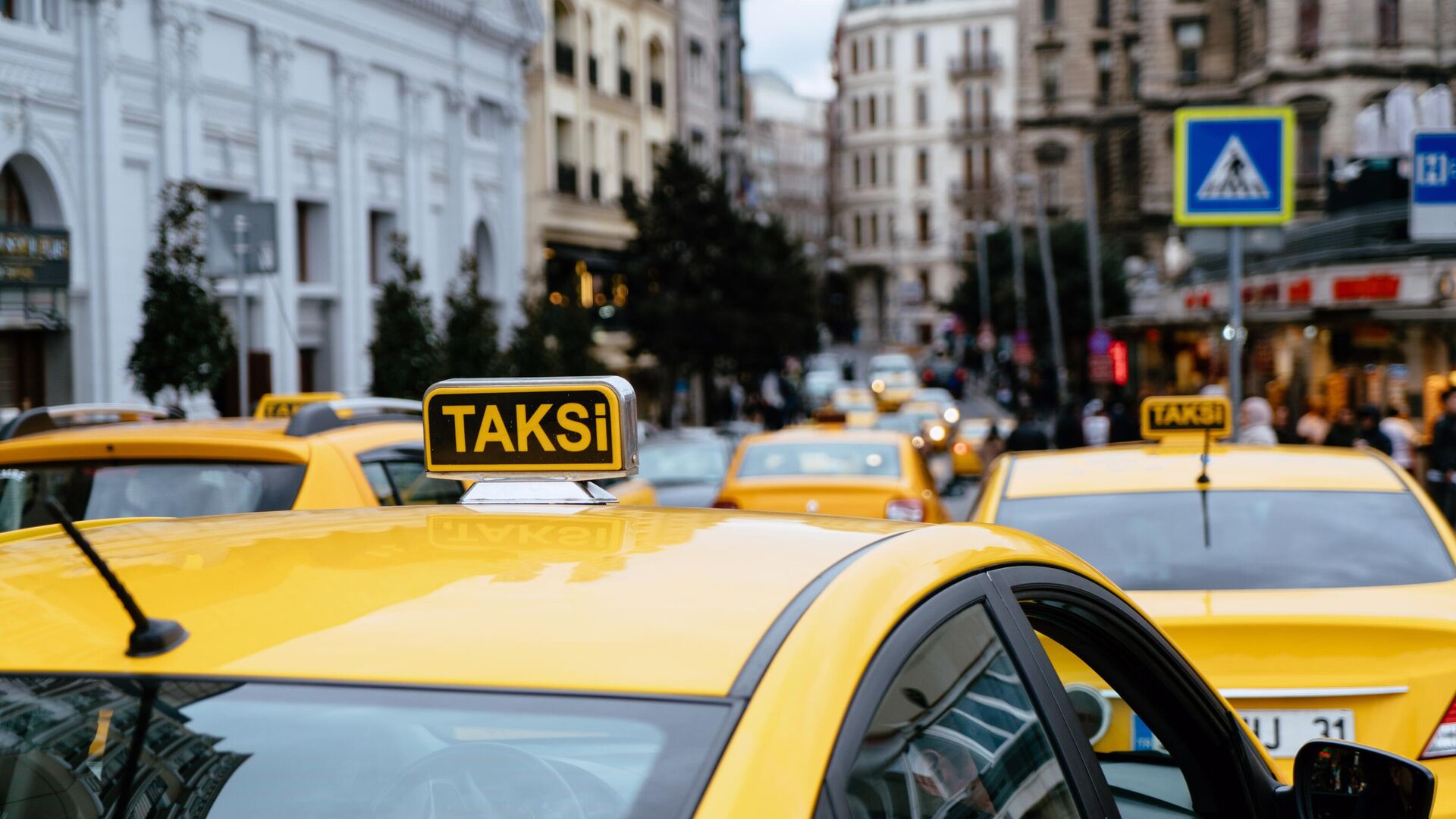 Taksilərin avtobus zolağına daxil olması məsələsinə baxılır