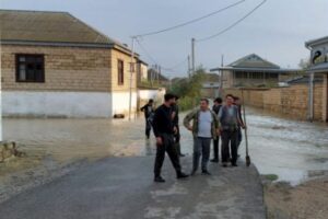 Hacıqabulda evləri su basıb, dəmir yolu xətti dağılıb – Fotolar