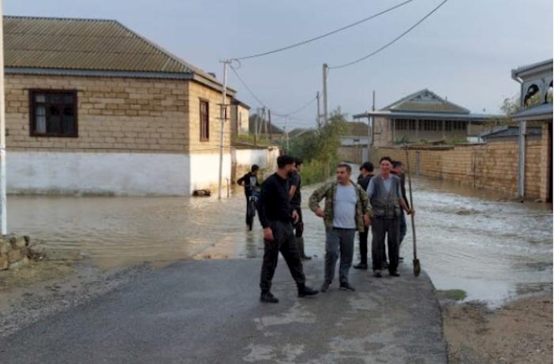 Hacıqabulda evləri su basıb, dəmir yolu xətti dağılıb – Fotolar