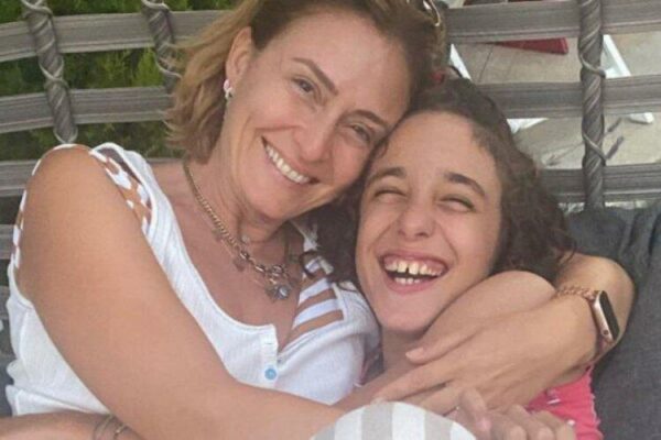 Ceyda Düvencinin qızı səhnəyə çıxdı, mahnı oxudu