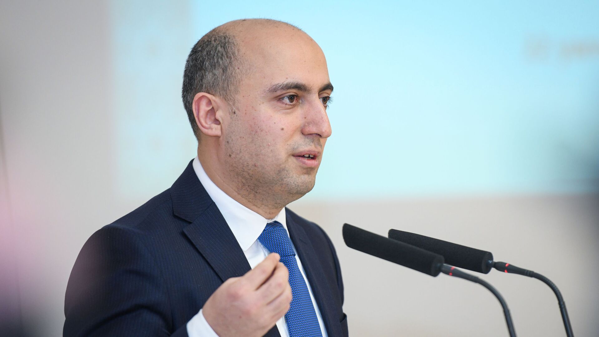 Savadı olmayanları müəllim adından məhrum edirik – Emin Əmrullayev