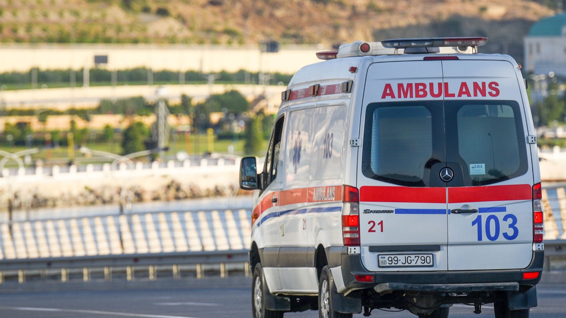 Azərbaycanda kişi sevgilisini bıçaqlayıb maşınla üzərindən keçdi