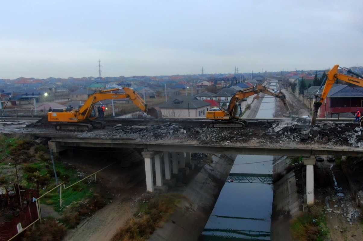 Qəzalı körpünün söküntüsünə başlanıldı – Video