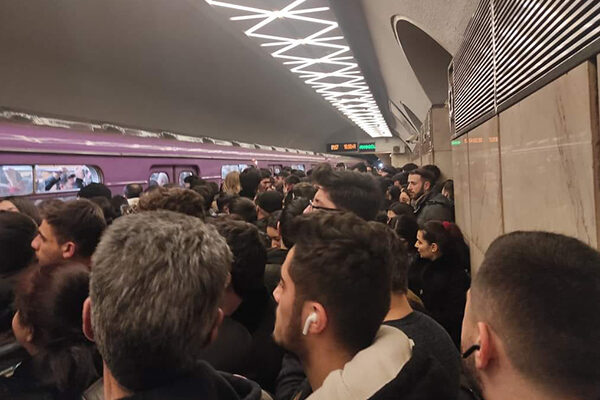 Metroda qadına qarşı əxlaqsız hərəkətlər etdi – Həbs olundu