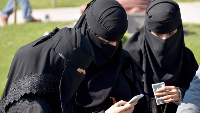 Qırğızıstanda ictimai yerlərdə niqab taxmaq qadağan olundu