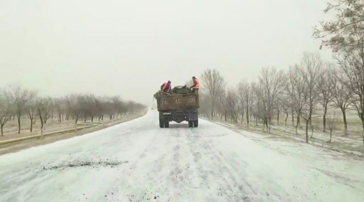 Naxçıvanda yollar qardan təmizlənir