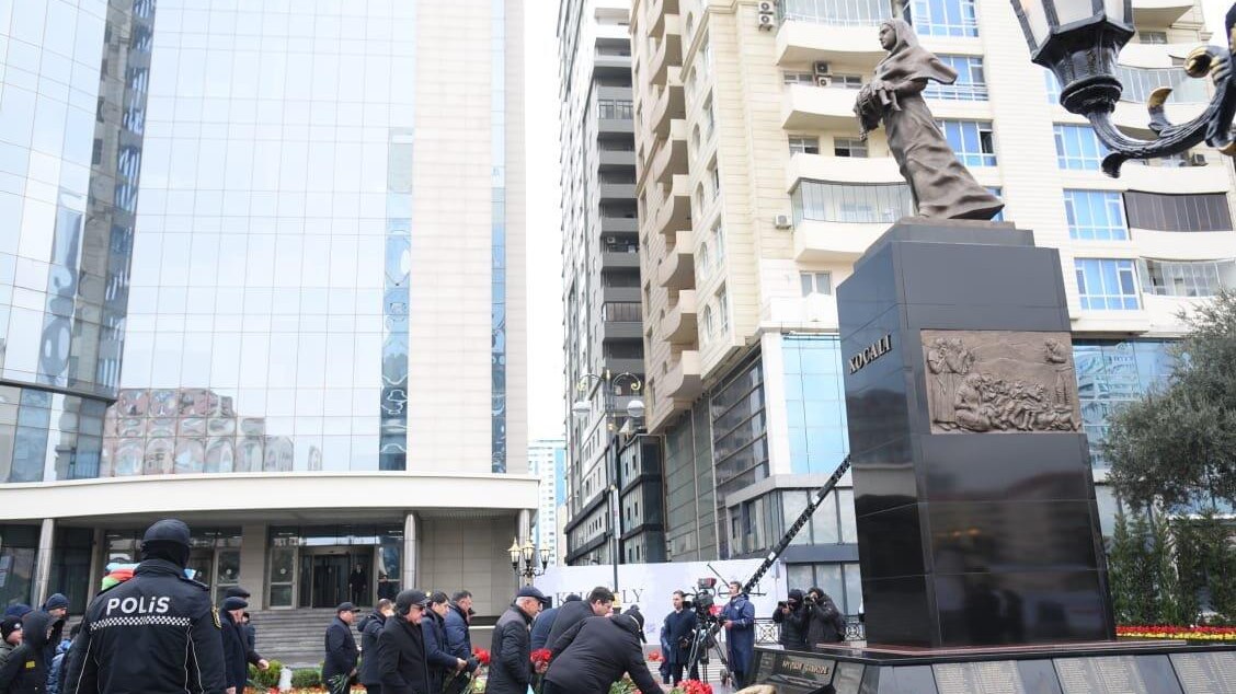 Dövlət rəsmiləri və vətəndaşlar “Ana harayı” abidəsini ziyarət edir – Foto