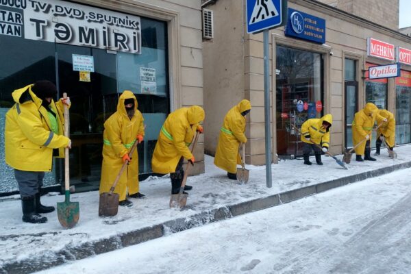 Dövlət milyonlarla xərc çəkib texnika aldı, qarı yenə JEK işçiləri təmizlədi 