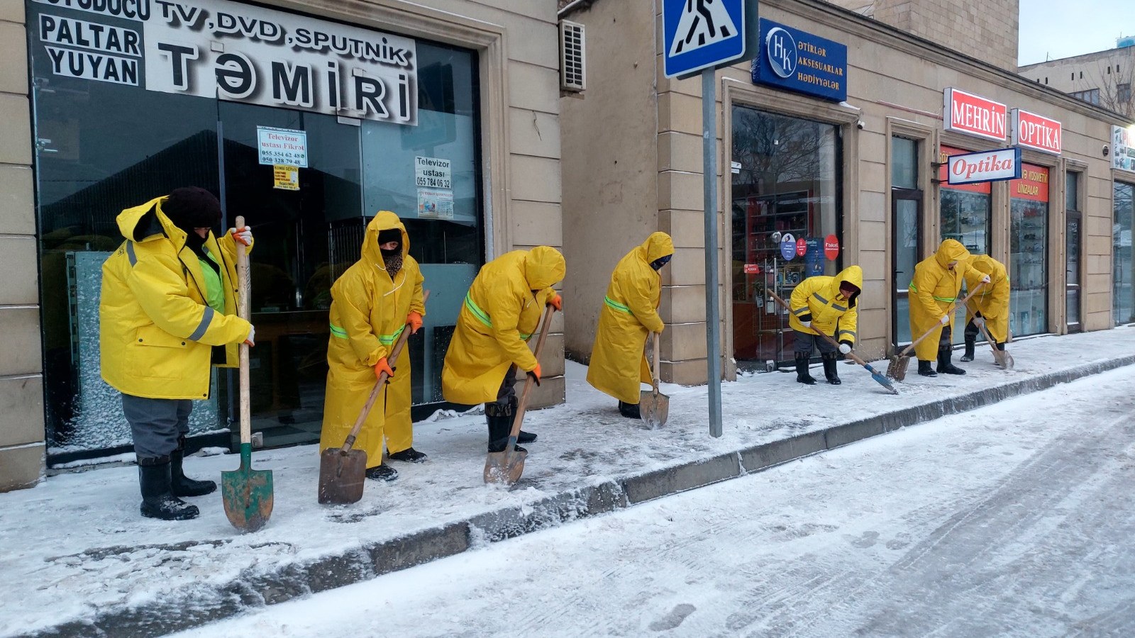 Dövlət milyonlarla xərc çəkib texnika aldı, qarı yenə JEK işçiləri təmizlədi 