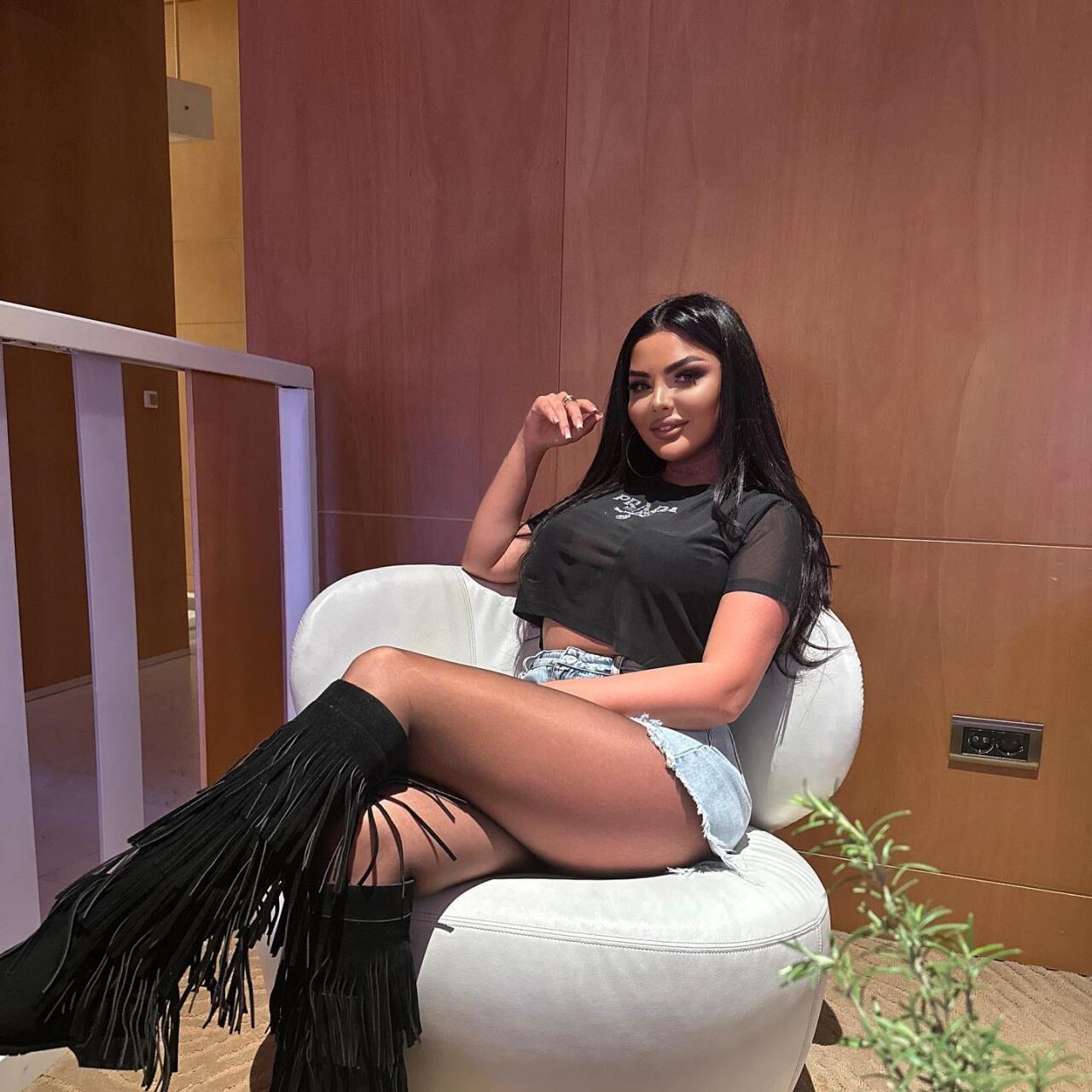 Müjgan Ayxan:”Ayda 30 min manat xərcləyirəm, məni qane etmir”