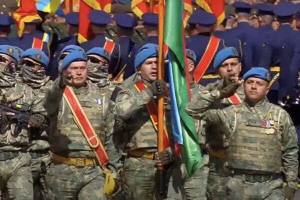 Azərbaycan hərbçiləri Qələbə paradında keçid etdi – Video