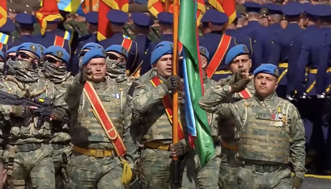 Azərbaycan hərbçiləri Qələbə paradında keçid etdi – Video