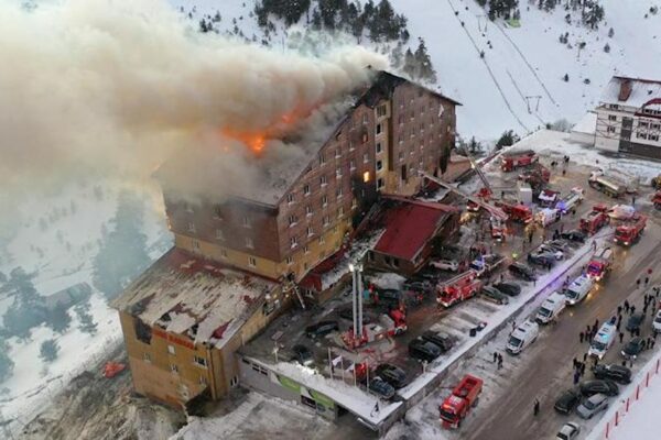 Türkiyədəki hotel yanğını ilə bağlı 1998 il həbs cəzası istənildi