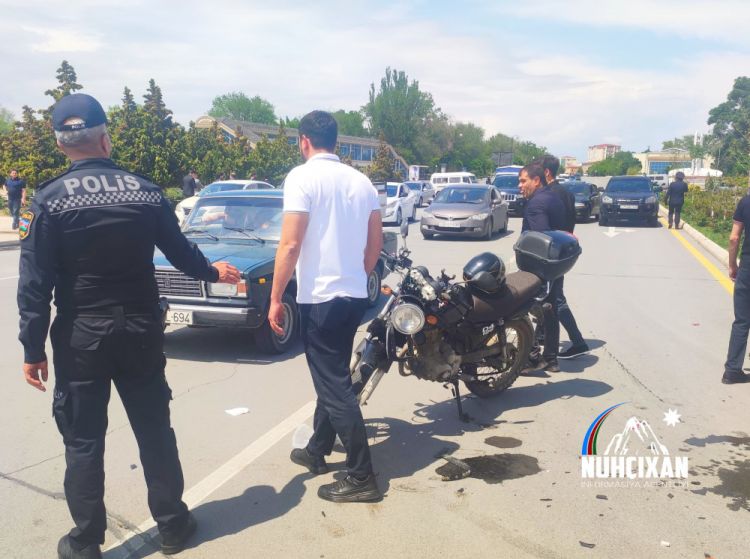 Naxçıvan şəhərində avtomobillə motosiklet toqquşub, xəsarət alan var