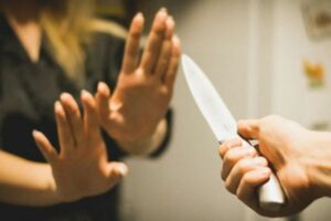Naxçıvanda qısqanclıq zəmnində ər arvadını bıçaqlayıb