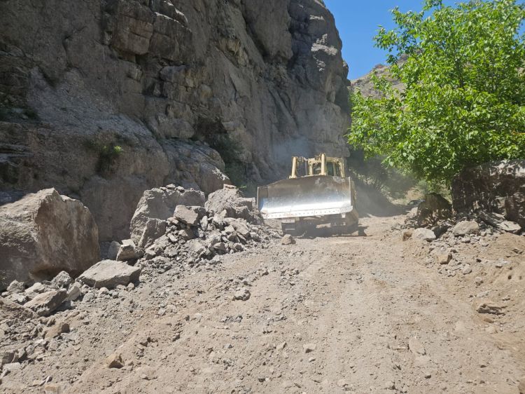 Ordubadda avtomobil yolunda qaya uçqunu baş verib