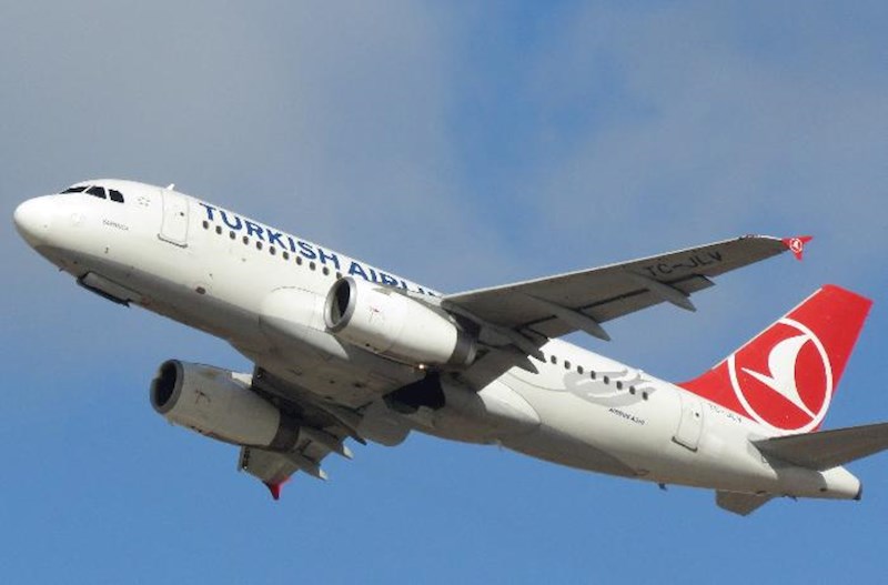 İstanbuldan Tbilisiyə uçan təyyarə Bakıda məcburi eniş etdi