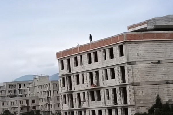 Ağdamda maaşını ala bilməyən vətəndaş intihara cəhd edib